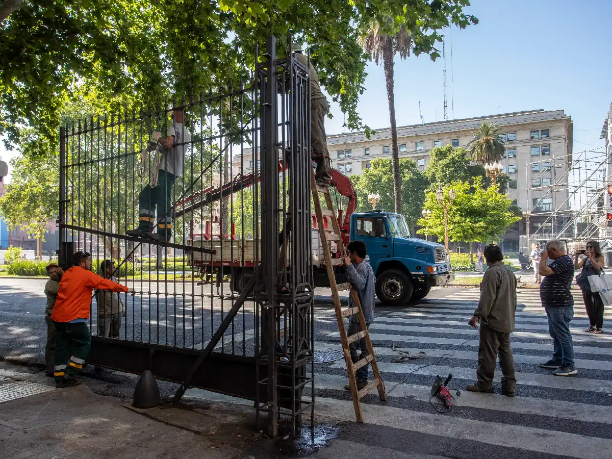 [VIDEO] Con la marcha peronista de fondo, obreros quitaron la última reja de Plaza de Mayo