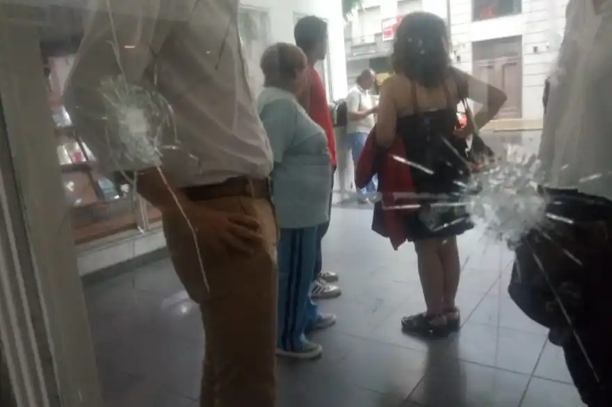 Balearon otra vez la sede del PJ de La Plata