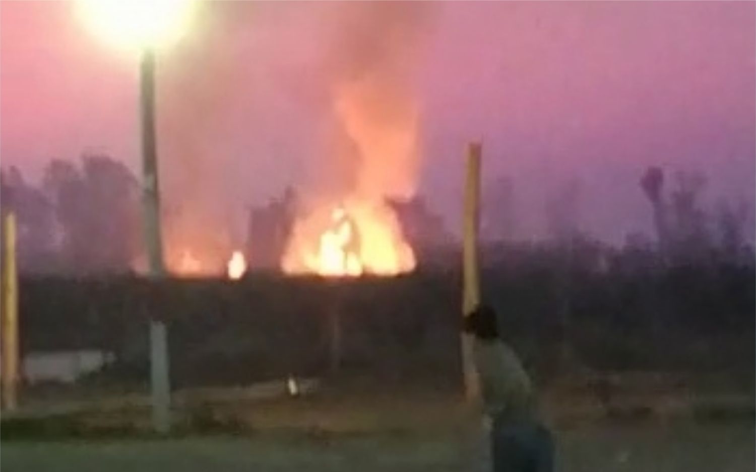 Quema clandestina en José C. Paz: Los chicos hacen deportes a metros de una nube tóxica