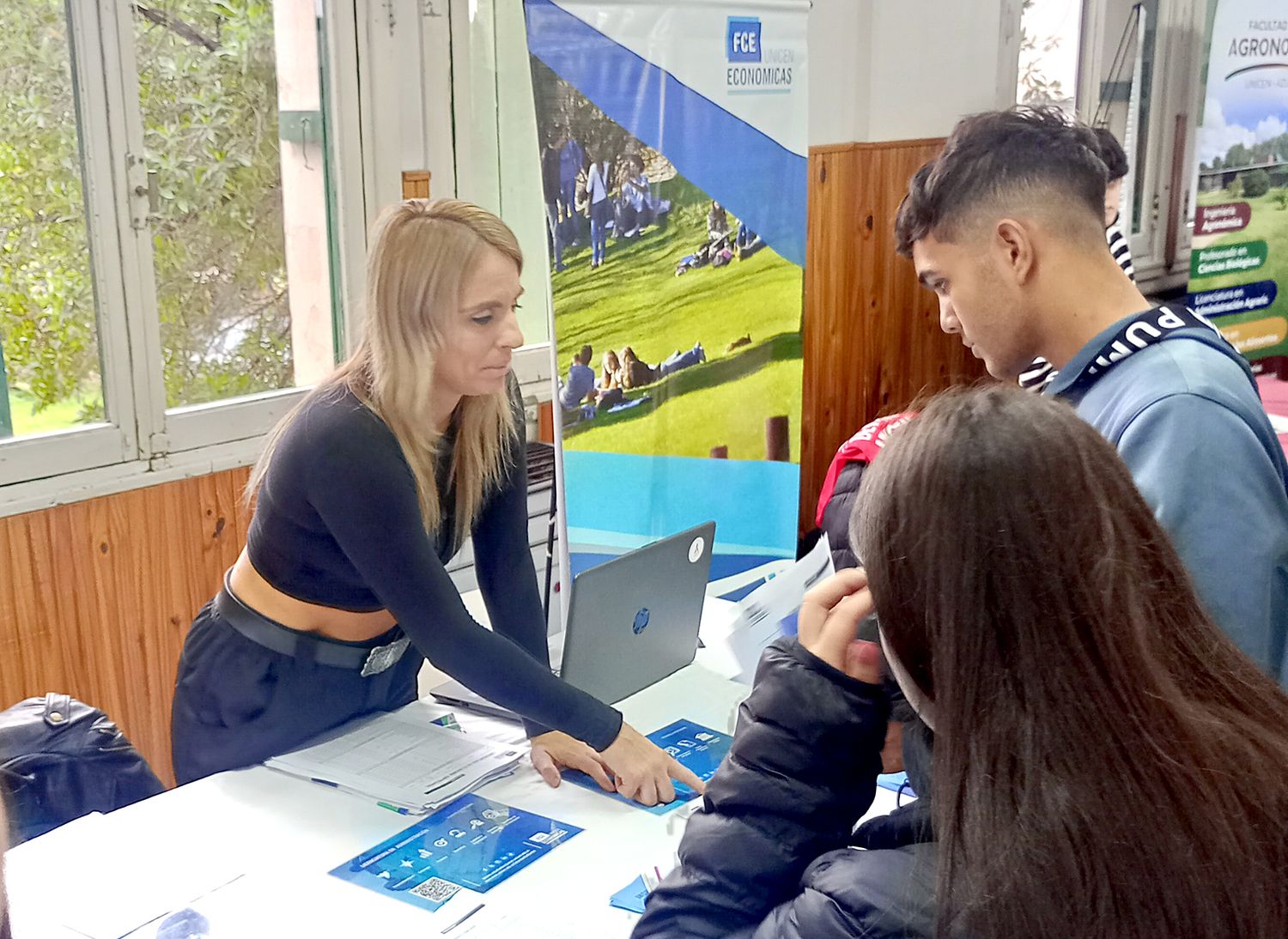 Interés. En la Expo Unicen por las distintas carreras que se dictan en la región