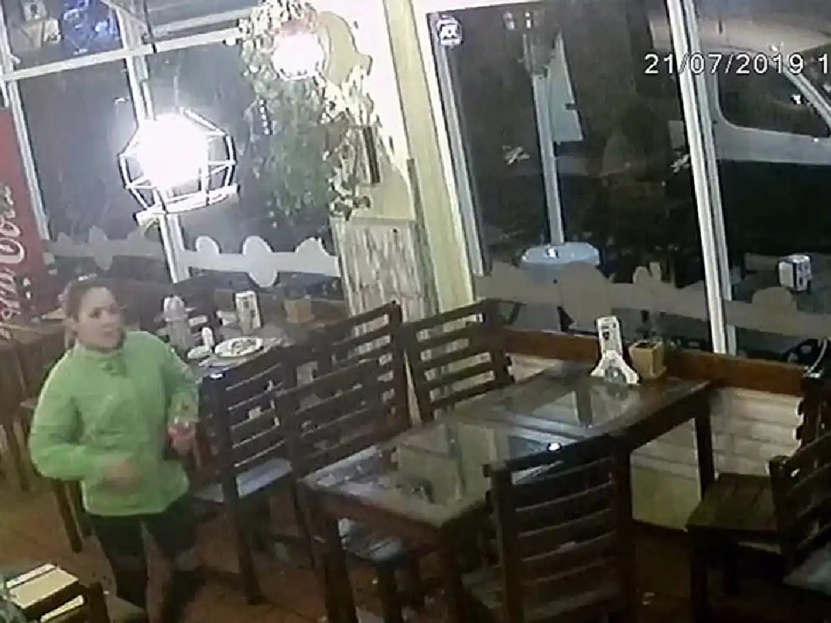 Buscan a pareja "comegratis" que cena y se va sin pagar en Carlos Paz