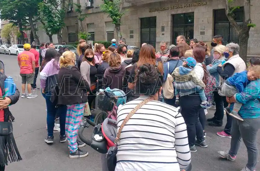 Protesta de la cooperativa Nueva Esperanza frente a la Municipalidad: "Mar del Plata sigue siendo la capital de la desocupación"