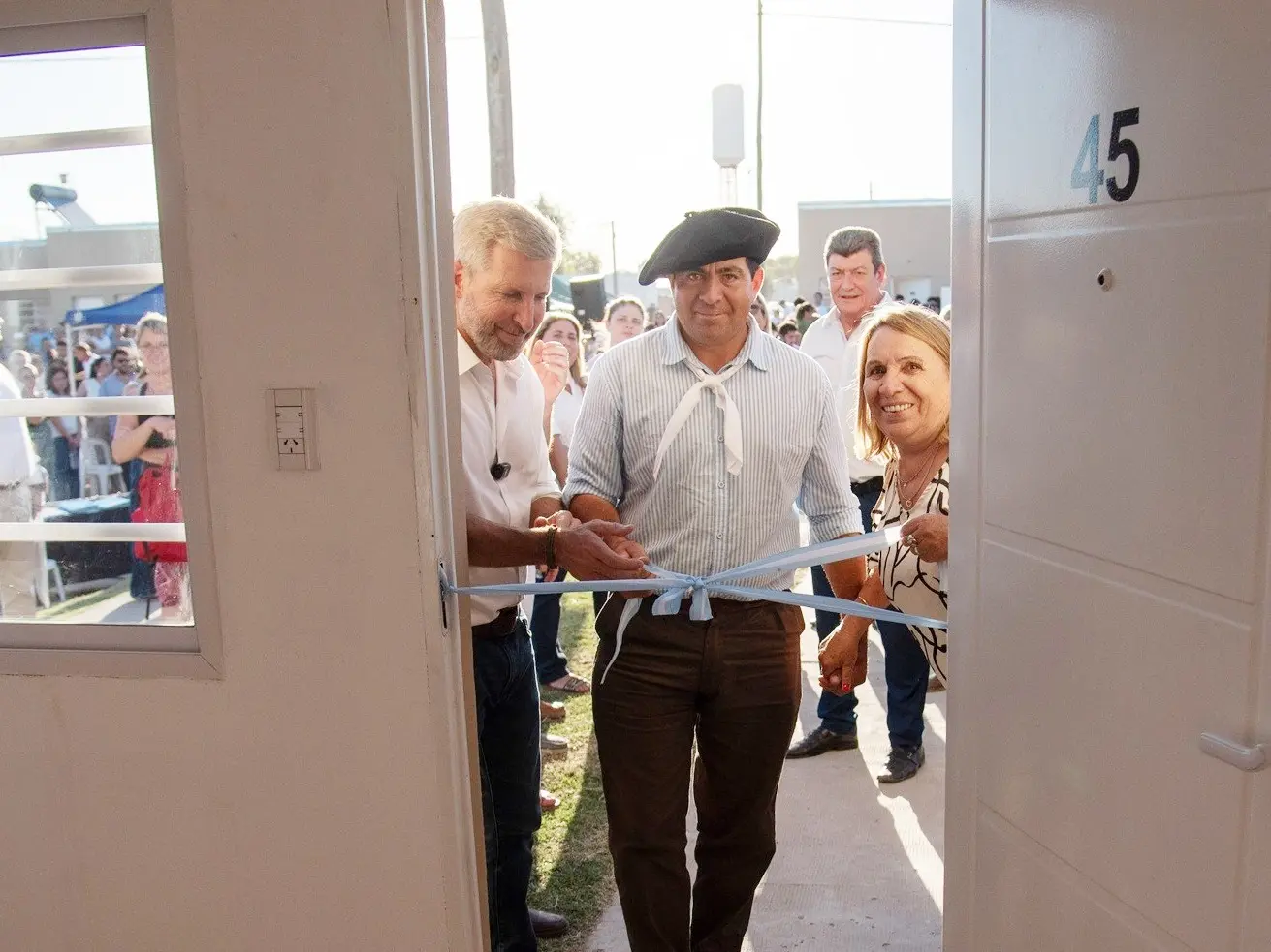 Frigerio entregó viviendas a 100 familias