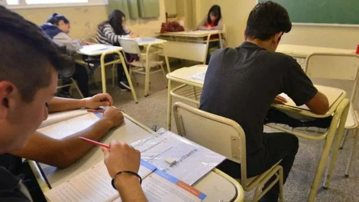Alerta en escuelas de Santa Fe por amenazas de tiroteos: investigan posible vínculo con redes sociales