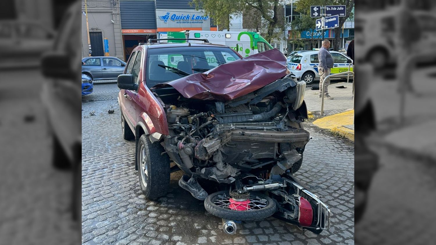 La camioneta y la moto involucradas en el choque de ayer.