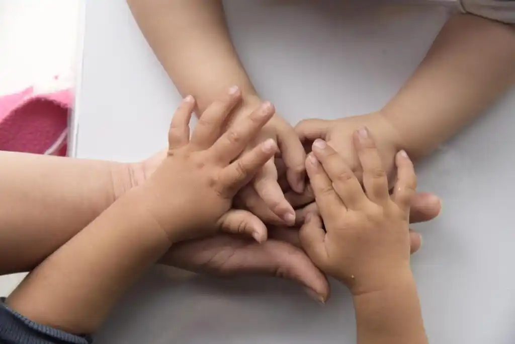 El Registro Único de Aspirantes a Guarda con Fines Adoptivos de la Provincia de Santa Fe, ha iniciado la búsqueda de una familia para Paula (7), Noah (6) y Vladimir (3). Foto: Ilustrativa.