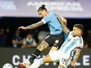 Nico Otamendi marcando a Darwin Nuñez.