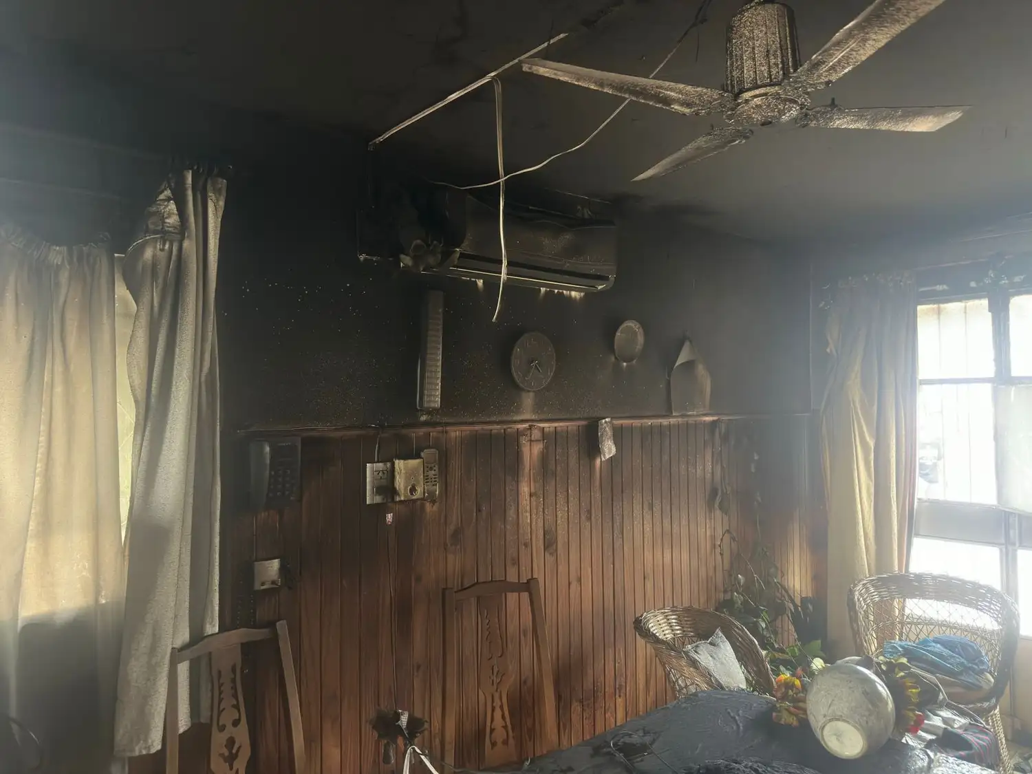 Bomberos voluntarios salvaron a una mujer atrapada en el incendio de su vivienda