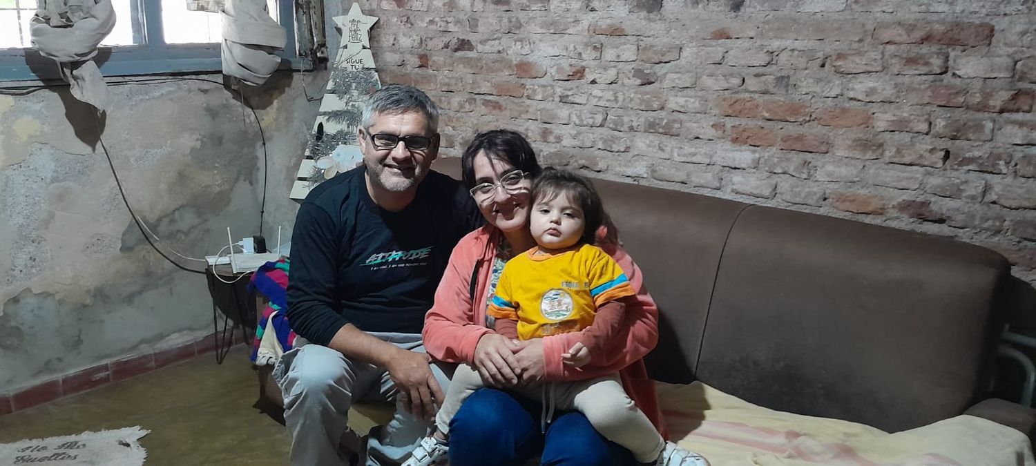 Diego junto a su esposa Yanina y su hija Emma, abre las puertas de su casa y su corazón para ayudar