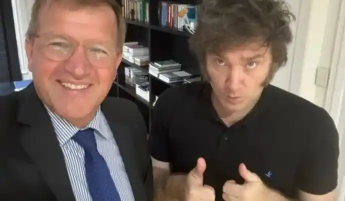 Milei aguardó junto a su equipo por una definición en el Parlamento sobre la “Ley Bases”.