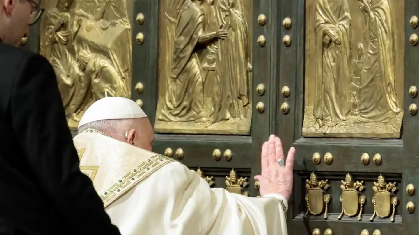 El Papa Francisco abre la Puerta Santa para marcar la apertura del Año Santo Católico 2025, o Jubileo, en la Basílica de San Pedro.