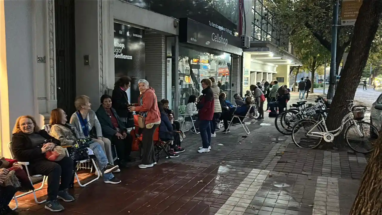 Larga fila de jubilados desde la madrugada en el Cine Belgrano, ¿por qué motivo?
