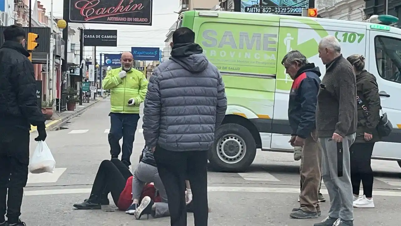 Una mujer se descompensó en pleno centro y fue atendida por la ambulancia
