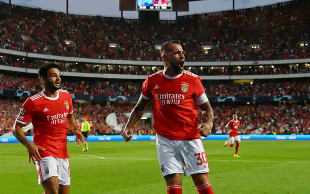 Otamendi festeja la apetura del marcador.