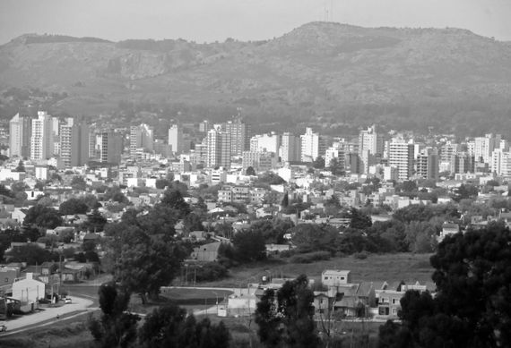 ¿Qué 100 Tandiles quieren? ¿El turístico y del software? o ¿el de falta de viviendas y  desintegración?
