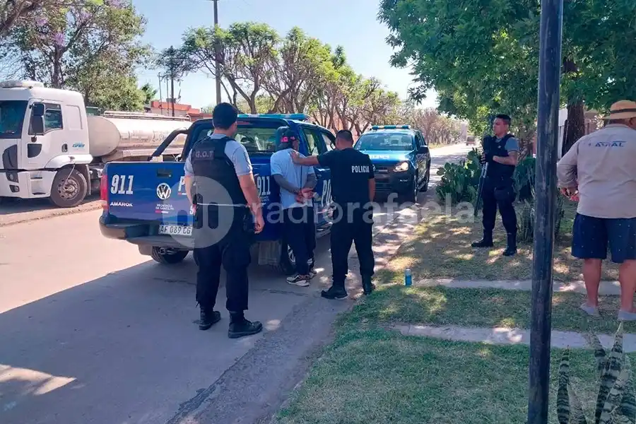 Fue a la casa de su madre con prohibición de acercamiento, la empujó, la escupió y se acostó a dormir