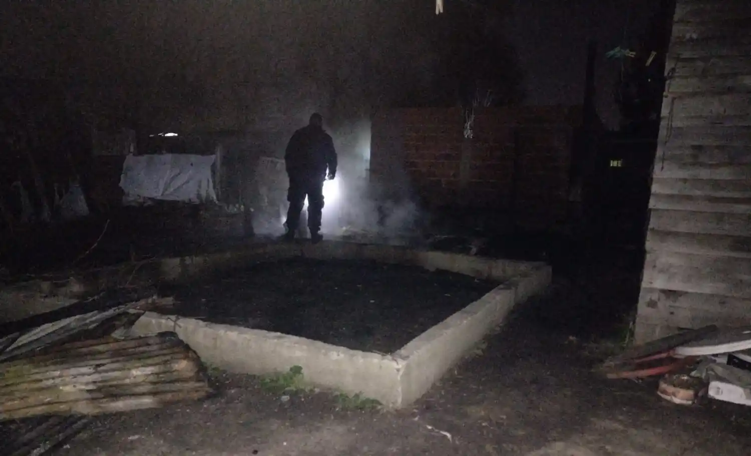 Tragedia en La Plata: Un joven de 22 años murió al incendiarse su precaria vivienda de madera