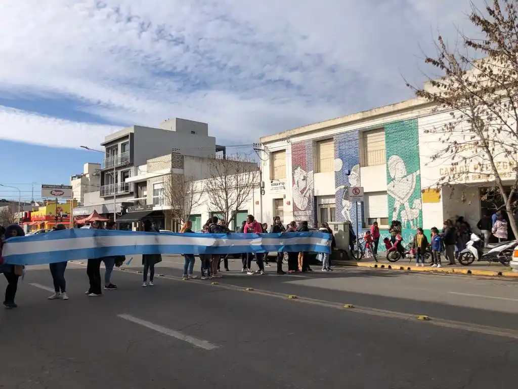 El 16 de junio pasado, la comunidad educativa llevó adelante una manifestación para reclamar por calefacción en el establecimiento.
