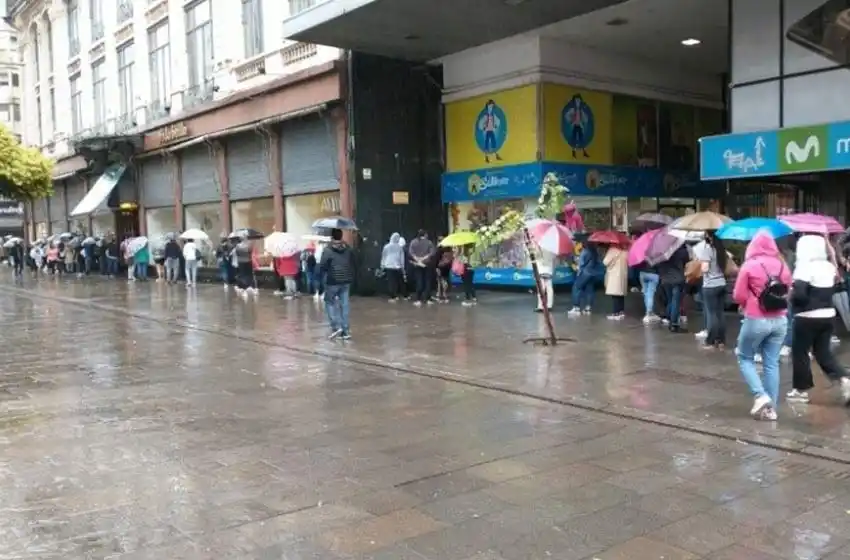 Ni la lluvia los paró: clientes de Falabella aprovecharon el sábado antes del cierre de sus puertas