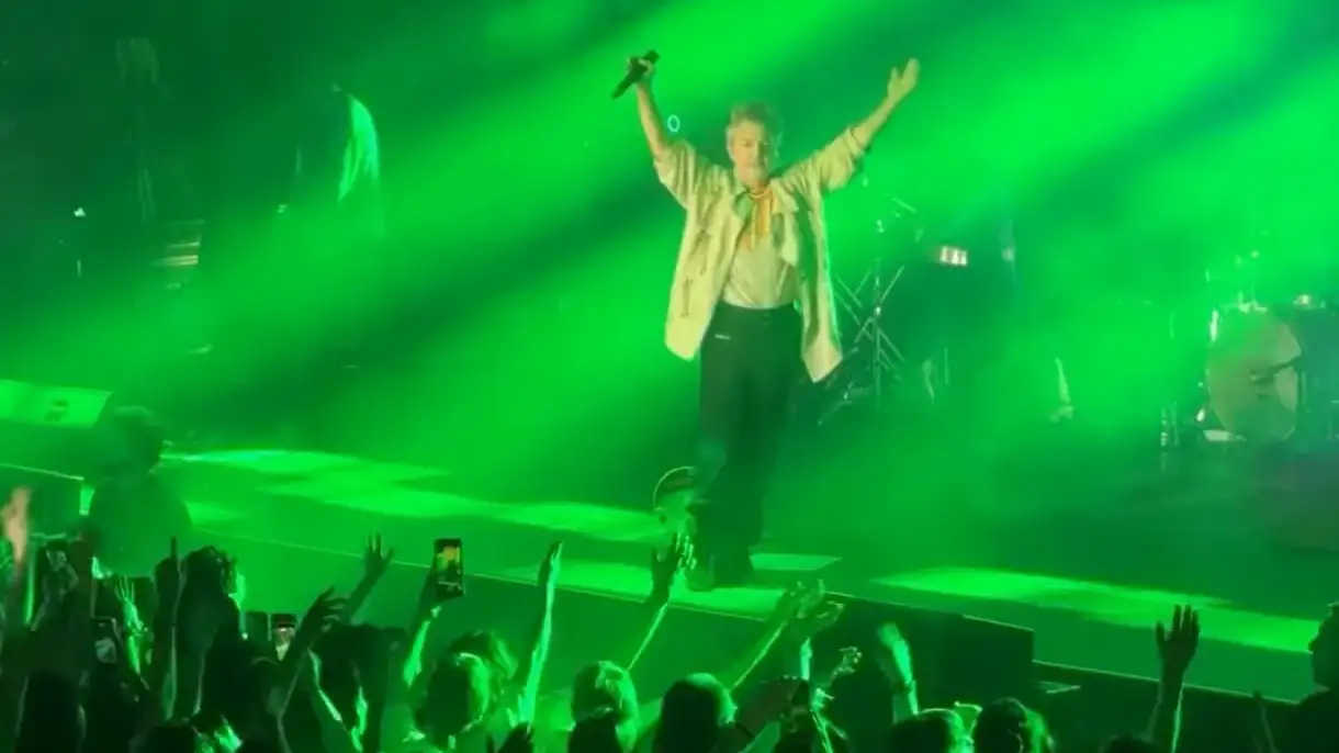 Adrián Dárgelos y los integrantes de Babasónicos desplegaron su música sobre el escenario del Club Unión y Progreso en Tandil.