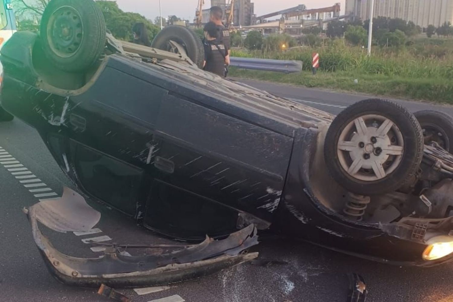 Otra vez Circunvalación: un automovilista perdió el control y volcó tras chocar con el muro de contención