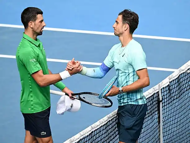 Djokovic tuvo un golpe de fortuna y está en semifinales.