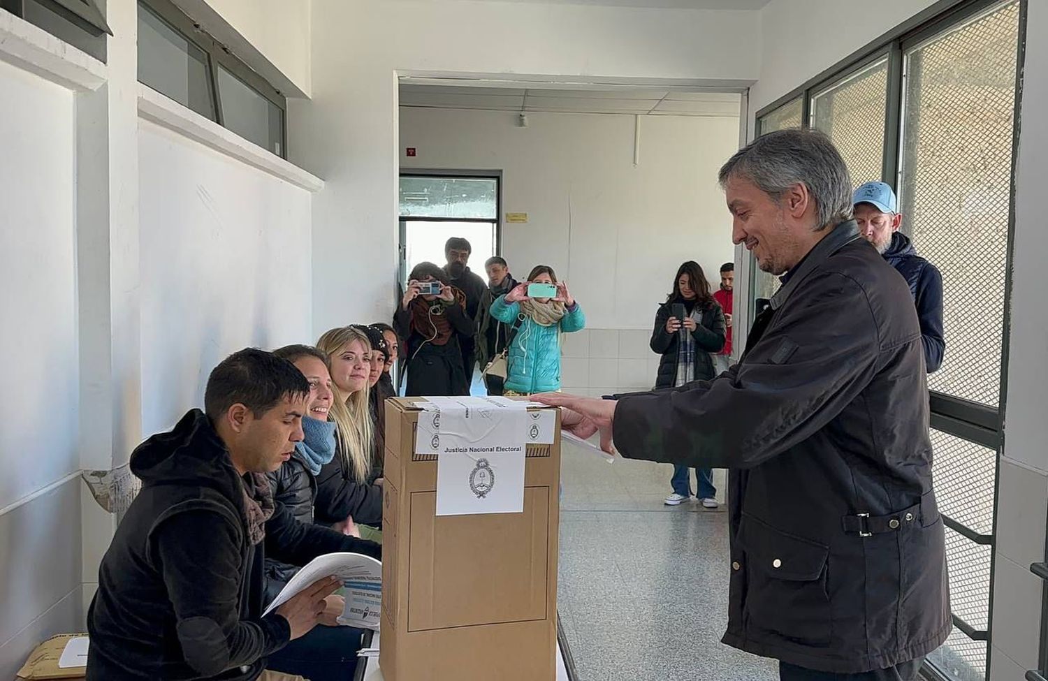 Máximo Kirchner emitió su voto en la escuela N°50.