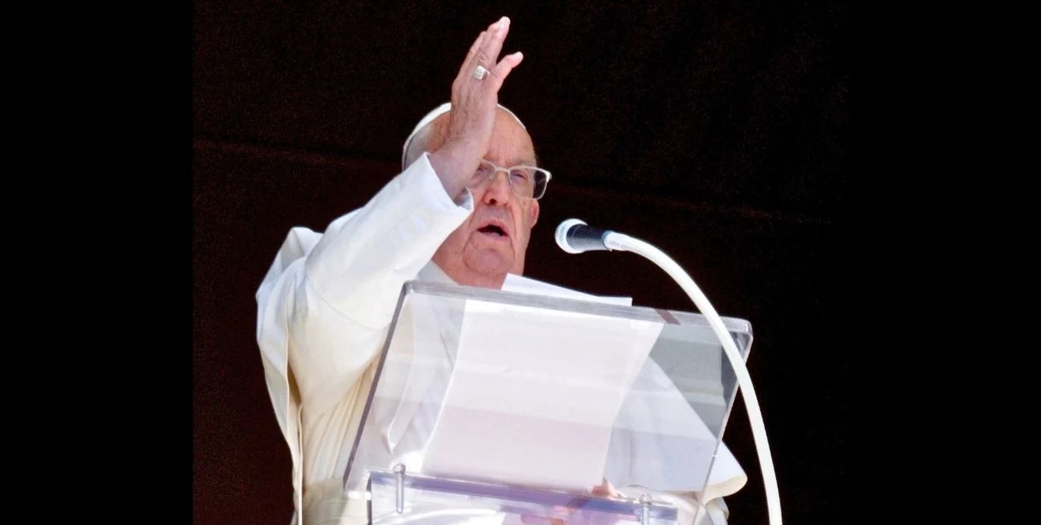 En sus saludos tras el Ángelus, Francisco recordó los conflictos en Oriente Medio y Ucrania, llamando a la diplomacia y al diálogo. Foto: Vatican Media.