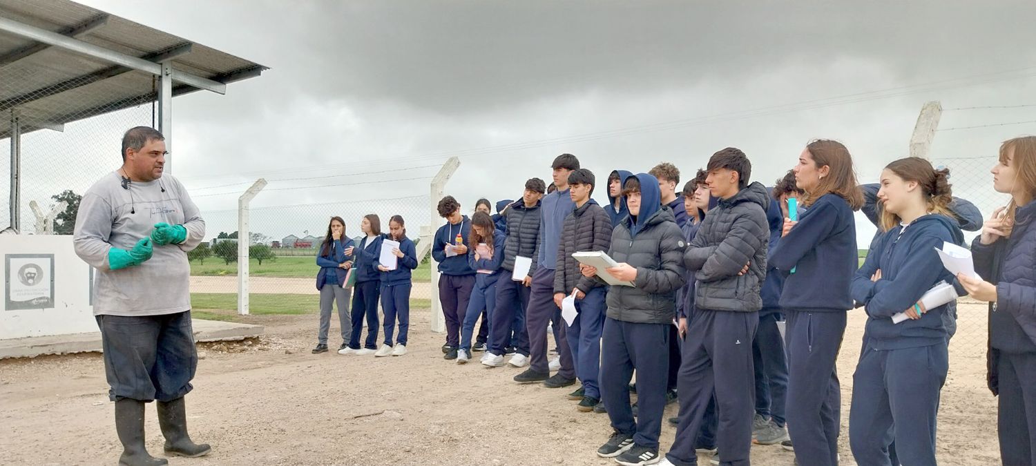 Alumnos y docentes recorrieron la planta de Materiales Recuperables