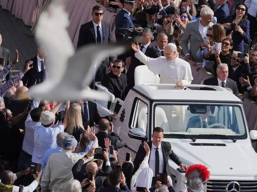 El papa León XIV saluda a los fieles desde el papamóvil en su primera aparición pública como pontífice. Foto: Jacquelyn Martin, Pool.