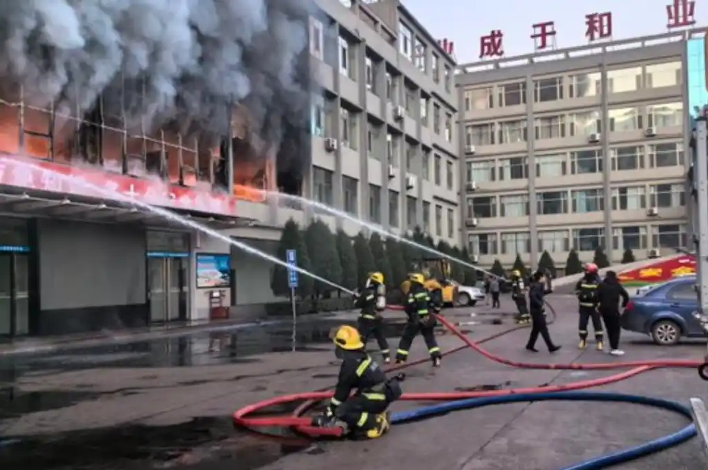 El fuego fue "controlado" por las brigadas y la causa del incendio "está siendo investigada".