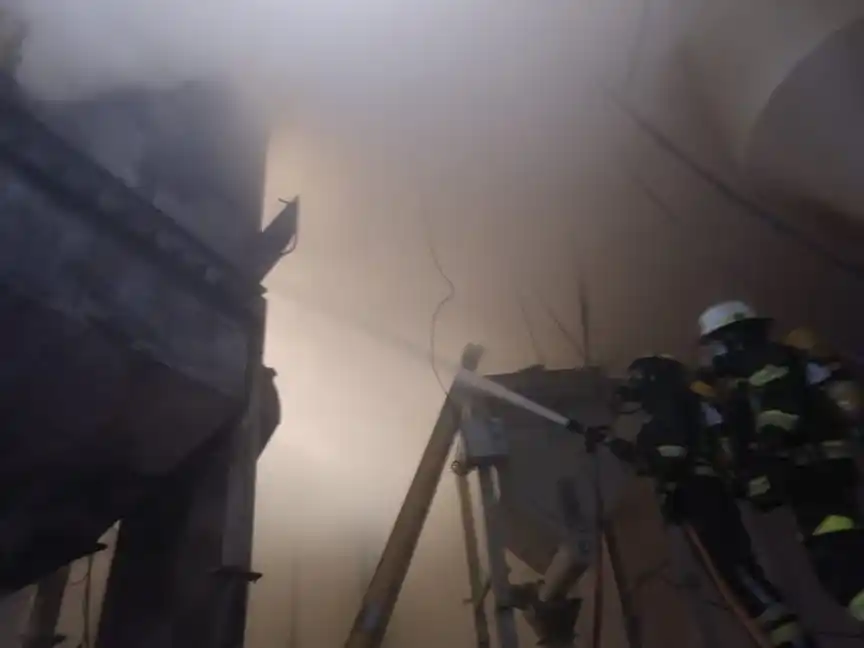 Bomberos lograron controlar las llamas.