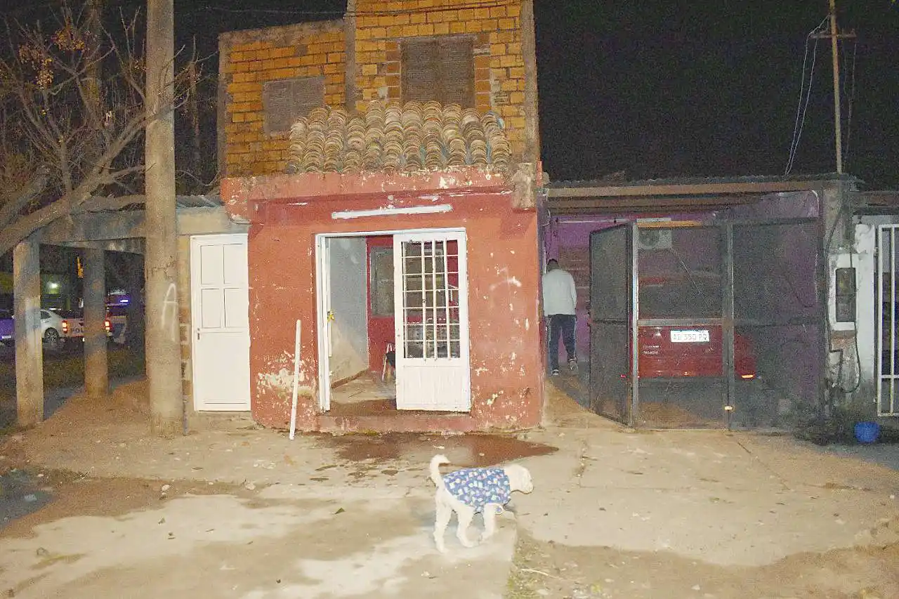 Enfrentamiento entre dos grupos de 
jóvenes dejó daños en un inmueble