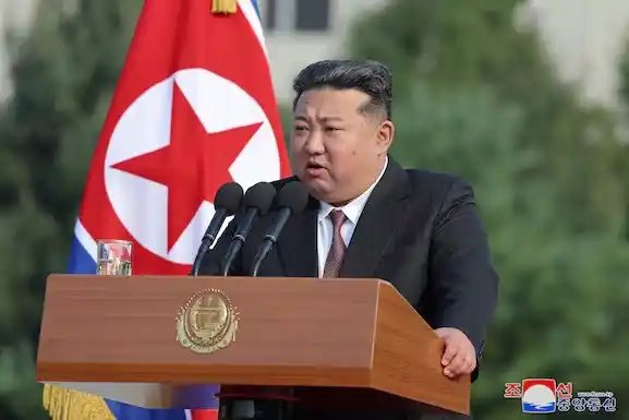 El líder norcoreano Kim Jong Un habla durante una visita a la Universidad de Defensa Nacional en Pyongyang, Corea del Norte