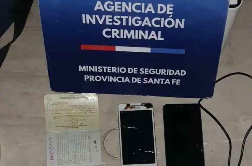 Detuvieron a una mujer que recibía órdenes de su pareja desde la cárcel de Coronda