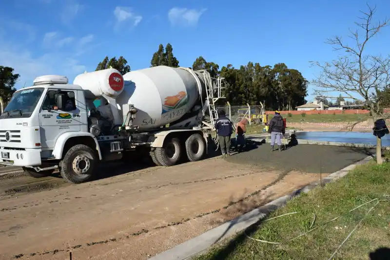 SAN CAYETANO: Comenzó a pavimentarse una nueva cuadra