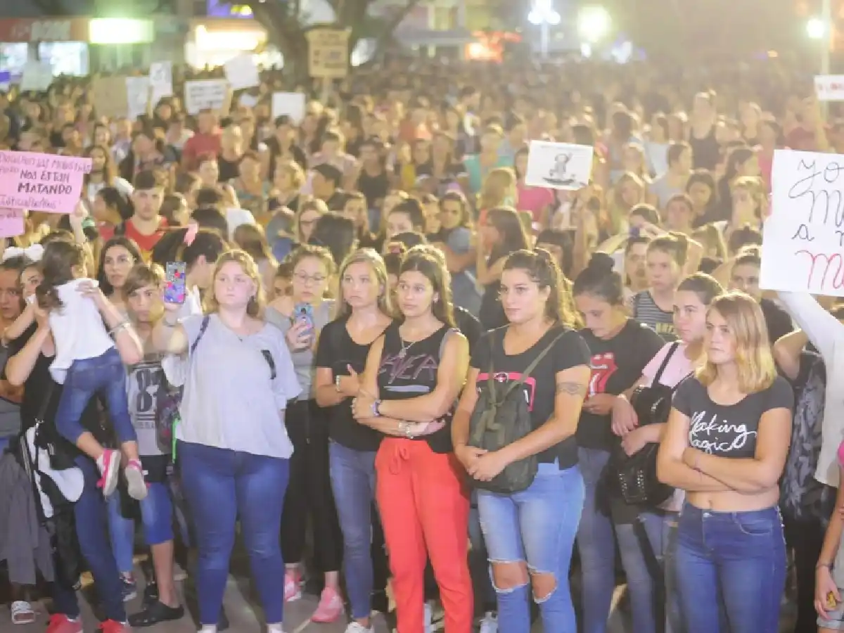 Cientos de vecinos marchan para pedir Justicia por el femicidio de Agustina
