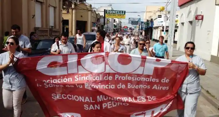 Tras el depósito del dinero del básico, los médicos aguardan por las guardias