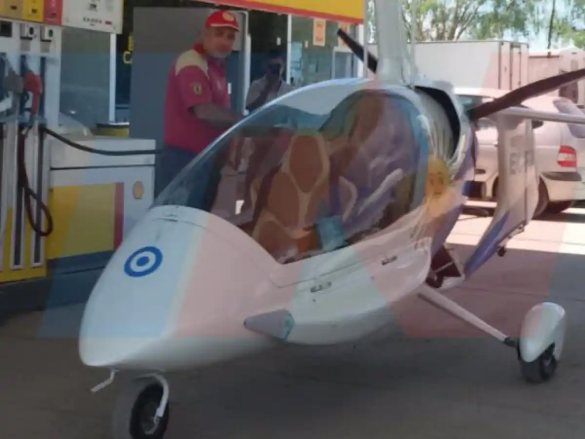 Un autogiro cargó nafta en una estación de servicios de Las Varillas