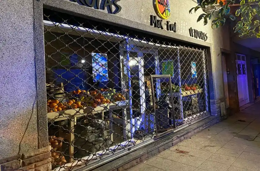 Atrapan a delincuente mientras se descartaba de lo robado