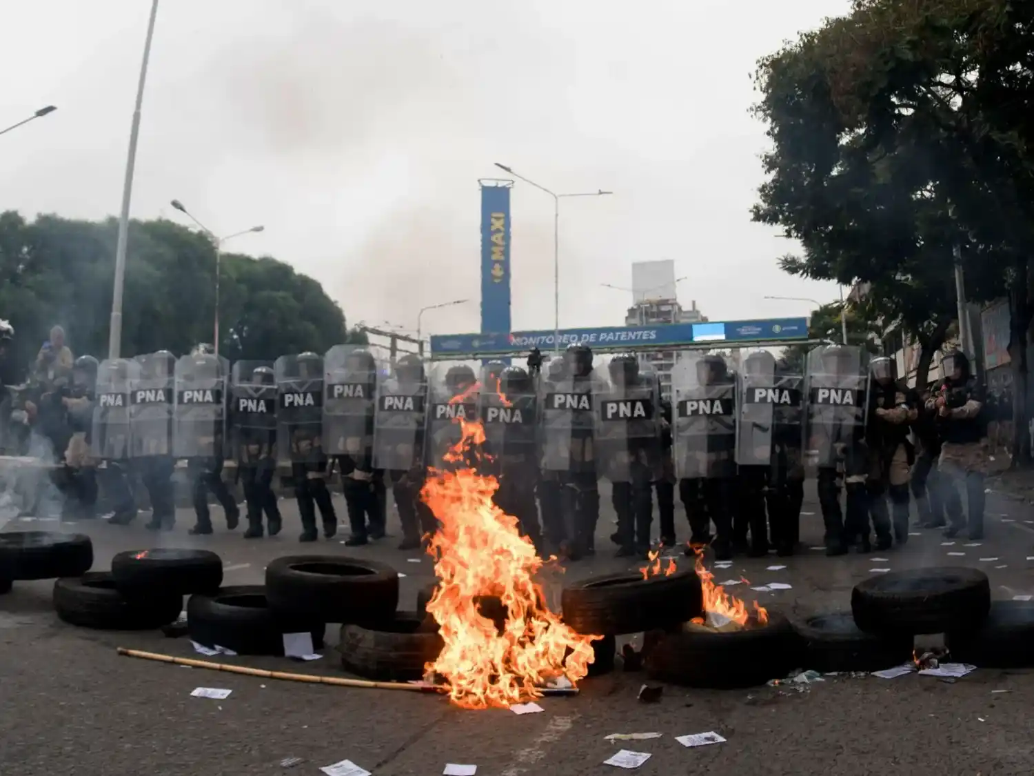 Organizaciones sociales y políticas se movilizaron y protagonizaron una situación de tensión con las fuerzas de seguridad.