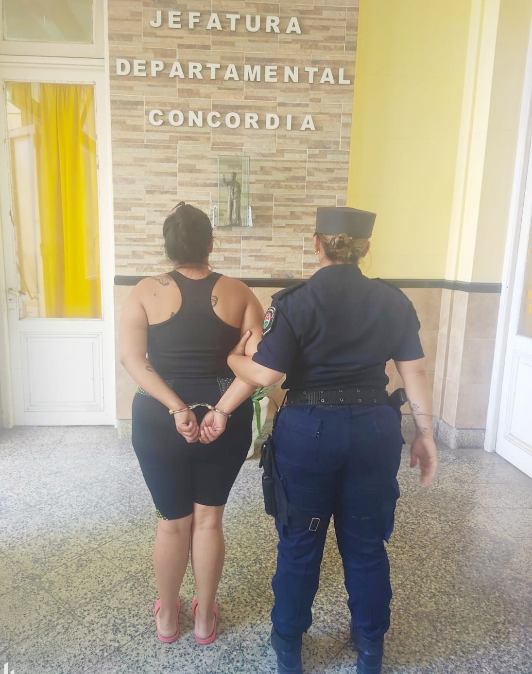 Una mujer fue aprehendida tras agredir a otra en la vía pública