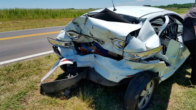Ruta 12: Imprudencia de un camión habría provocado el choque de dos autos