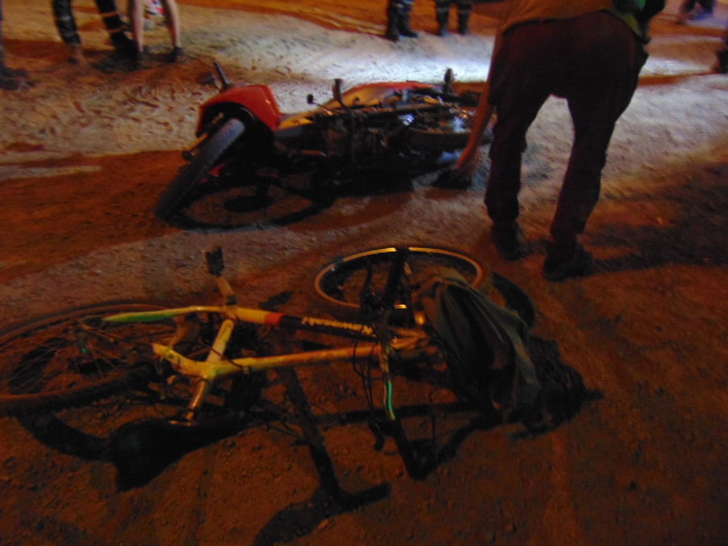 Choque entre moto y bicicleta en el amanecer de este martes 