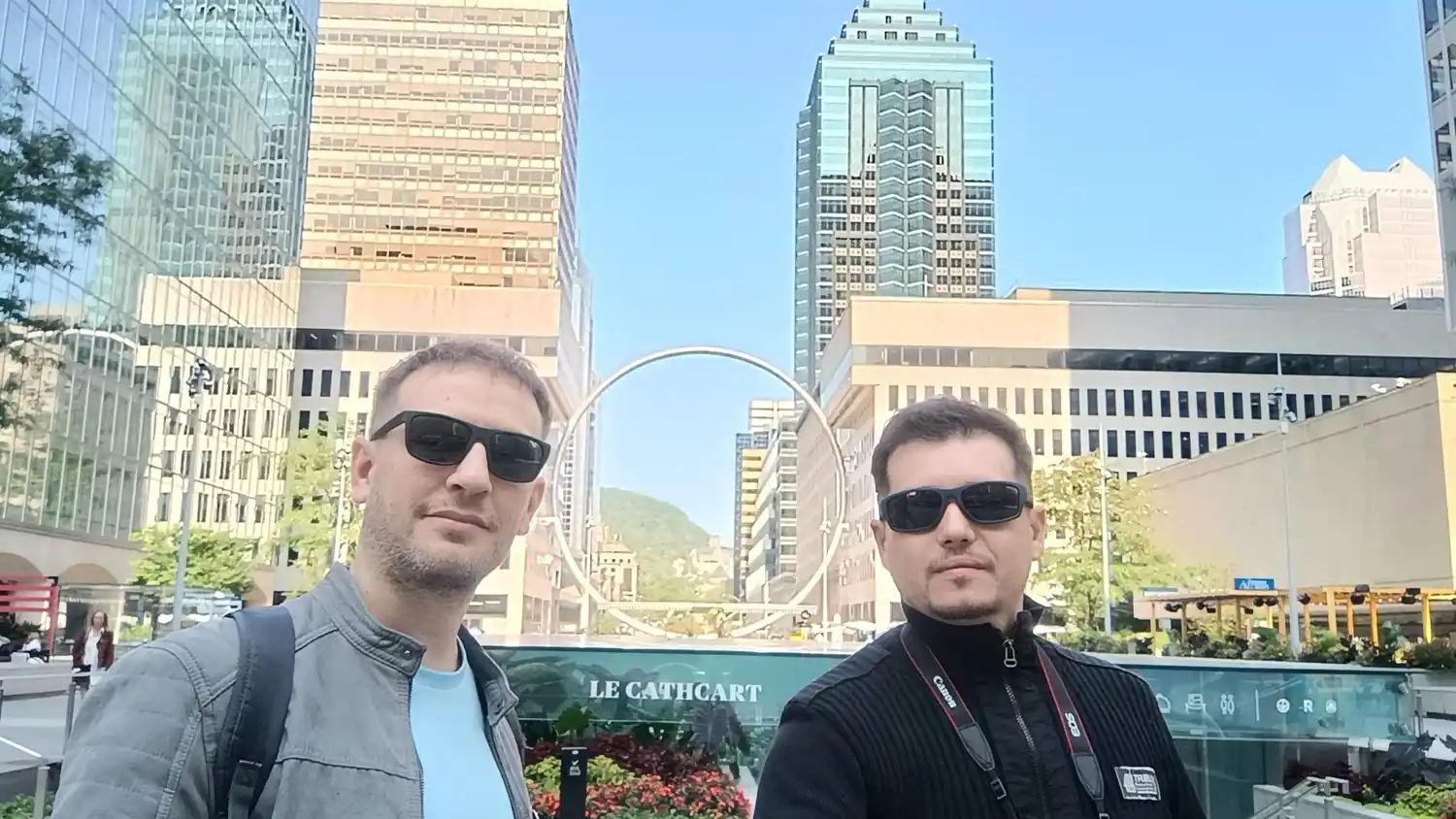 Arco emblemático en la ciudad de Montreal. Al fondo, la colina que le da nombre a la ciudad.-