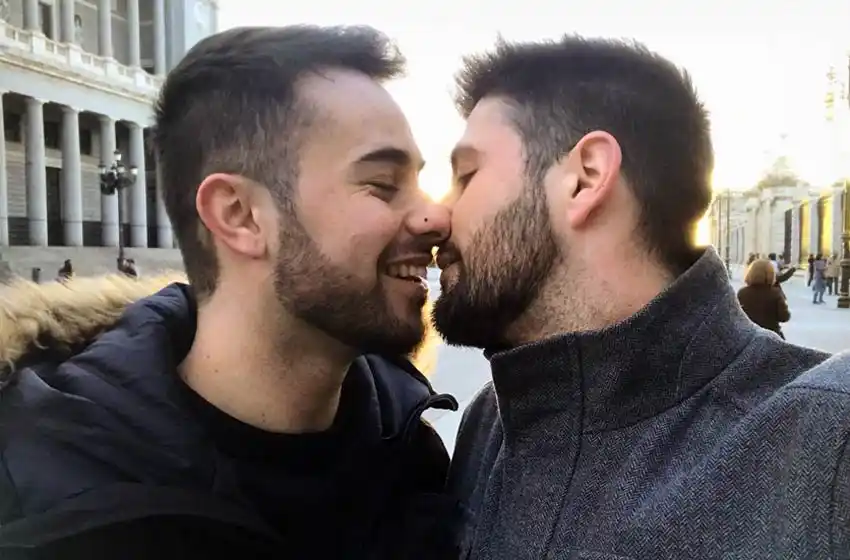 Instagram borró una foto de dos hombres a punto de besarse por ser «inapropiada»