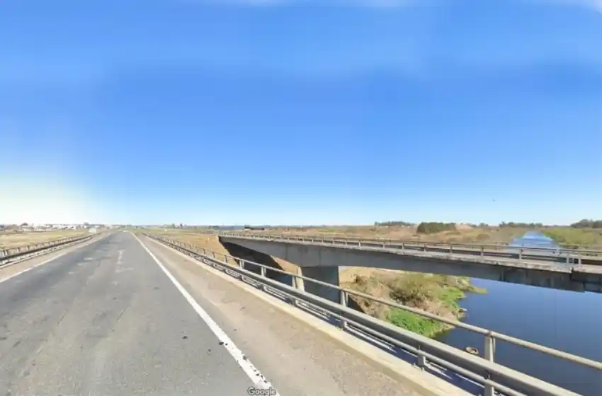 Falleció el conductor de un camión tras caer del puente del arroyo Saladillo