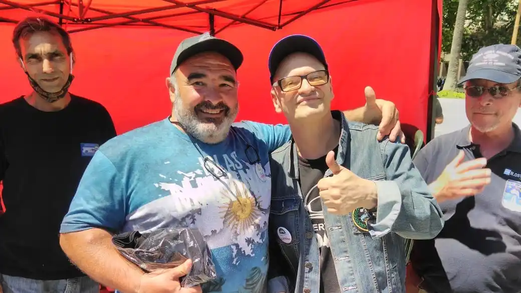 Gustavo Fernández junto al actor Carlos Belloso, durante una movilización anterior en la Plaza del Congreso, en la ciudad de Buenos Aires