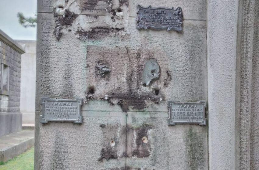 Denuncian robos patrimoniales de placas de bronce en el Cementerio La Loma de Mar del Plata