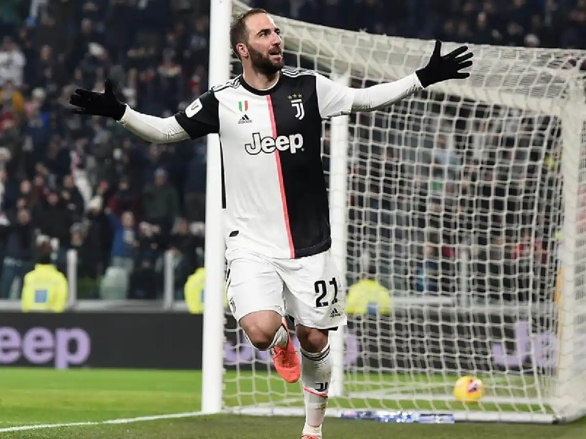 Higuaín dejaría la Juventus como parte de un "recambio generacional"